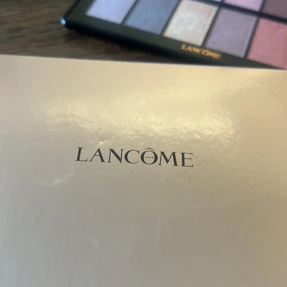 Eyeshadow Palette - Never used,  A color has a finger mark!